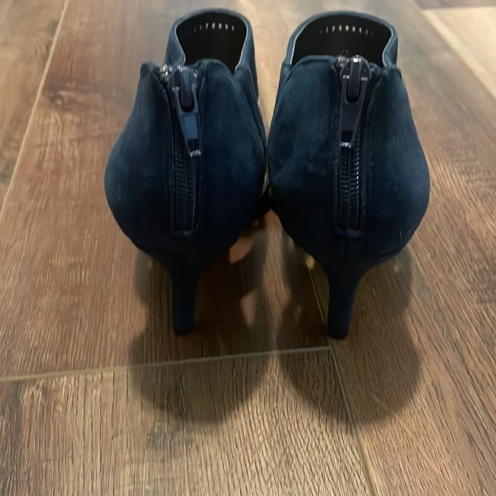 Bella Vita Hope‎ navy blue suede heels size  6.5WW cutouts
